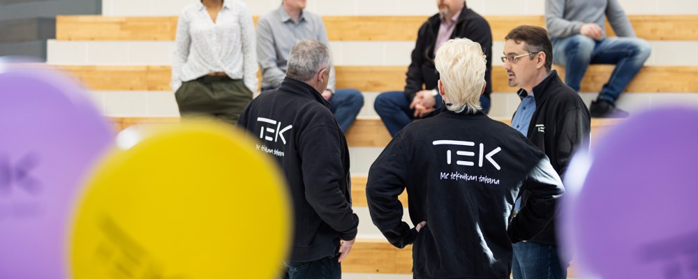 Henkilöitä TEK-hupparit päällä.