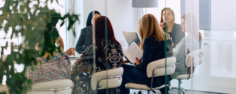 Henkilöitä kokouksessa.