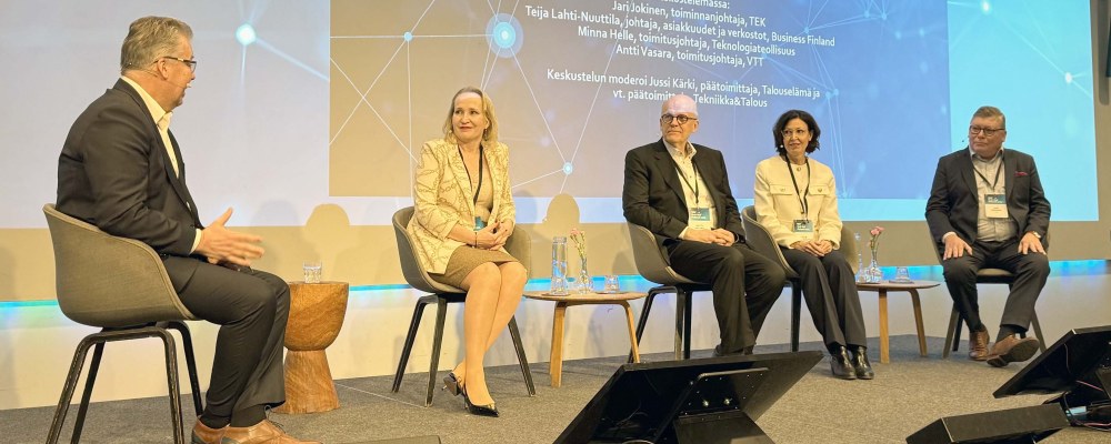 Paneeli pohtii tulevaisuutta.