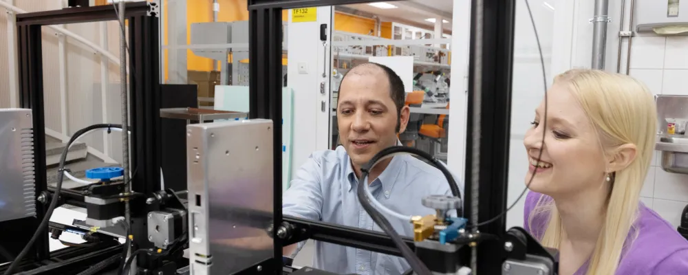 Kaksi tekniikan alan opiskelijaa opintojensa äärellä