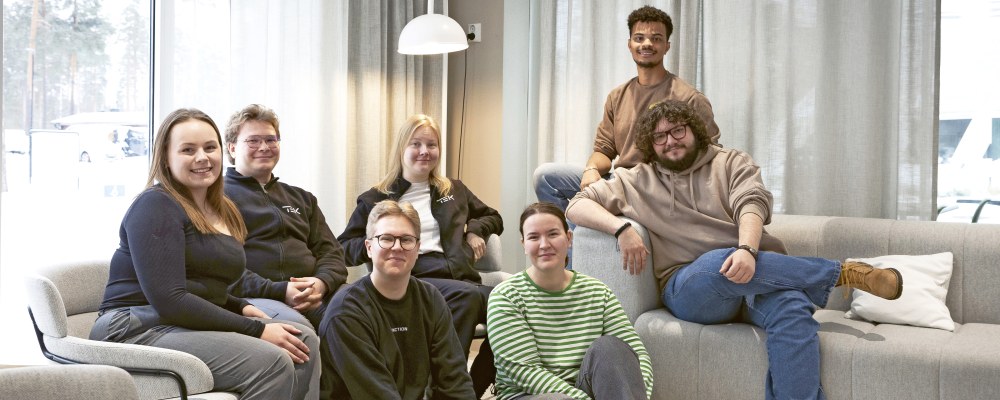 TEKin tykit ryhmäkuvassa.