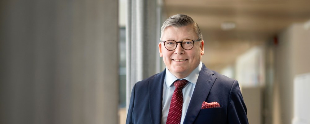 Jari Jokinen katsoo kameraan.