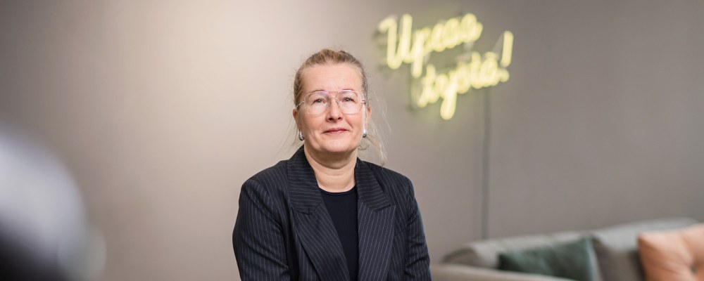 Merina Salminen katsoo kameraan.