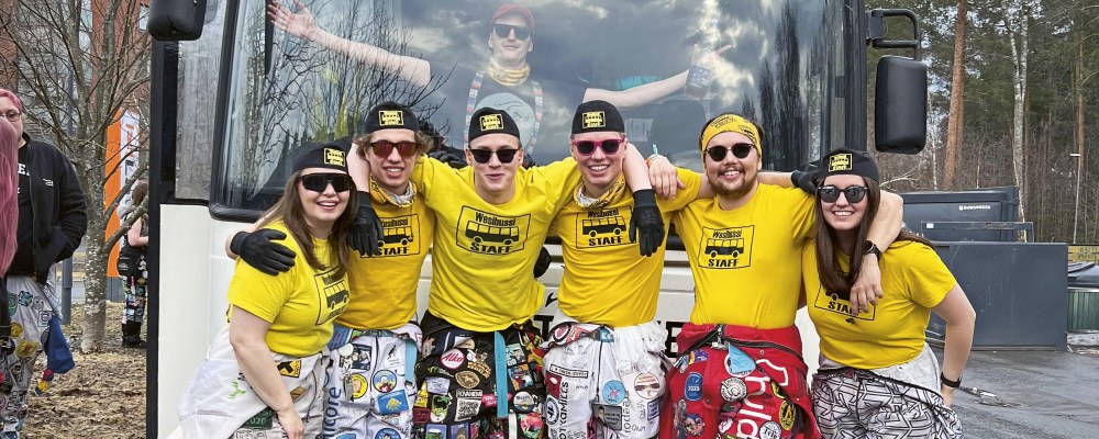 Wesibussi, jonka edessä seisoo sen järjestäjiä.