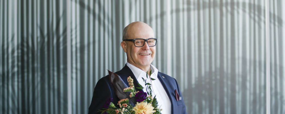 Tuore TEKin hallituksen puheenjohtaja Arto Timperi kukitettuna valinnan jälkeen. 