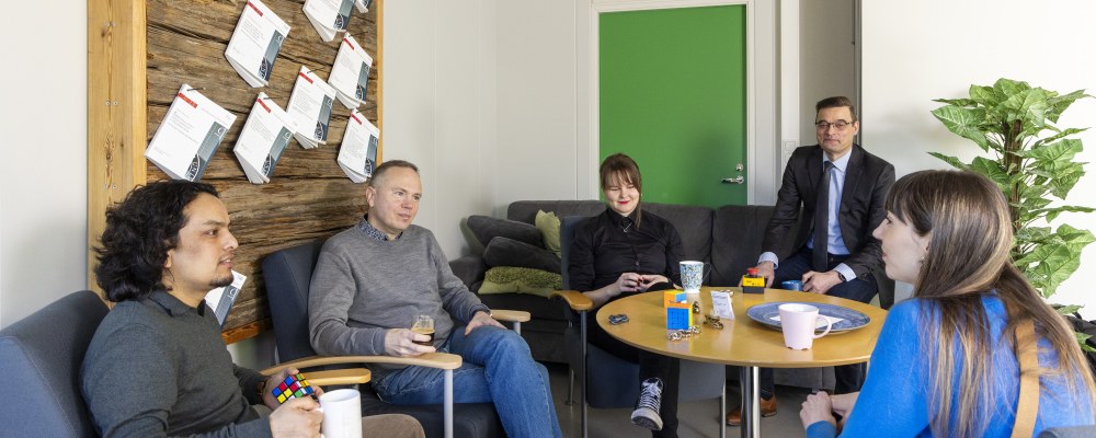 Oulun tuotantotalouden tutkimusyksikköä kahvilla.