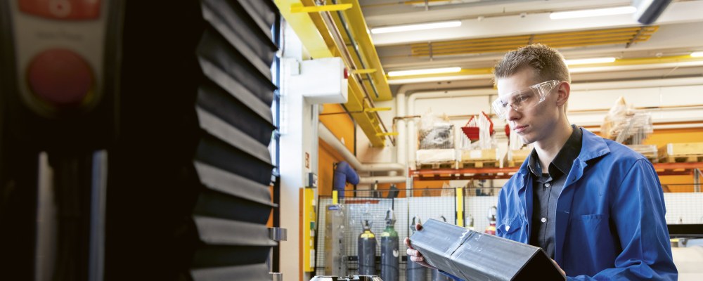 Lassi Keränen työn ääressä pajalla.