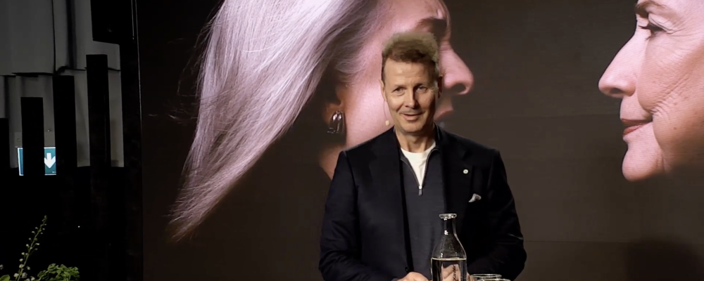 Risto Siilasmaa esiintymislavalla.