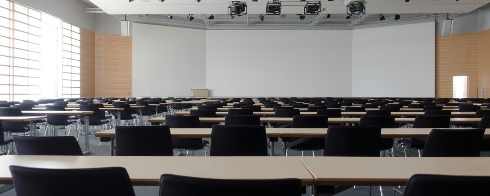 Tyhjä luentosali.