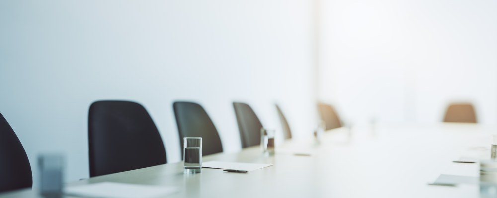 Tyhjiä tuoleja kokouspöydän ympärillä