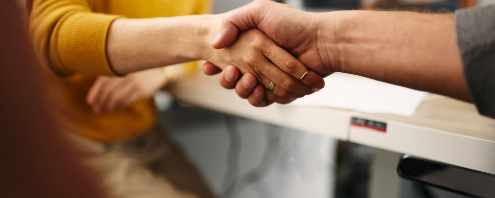 Henkilöt kättelevät.