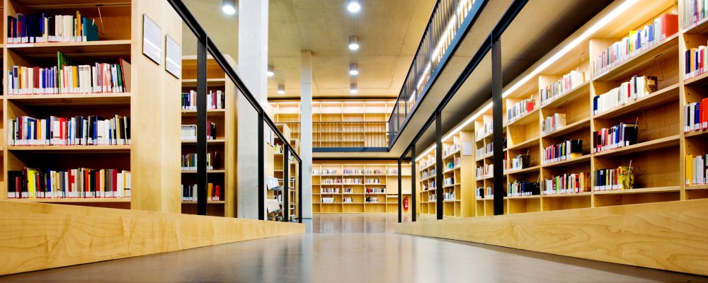 Kirjaston käytävä.