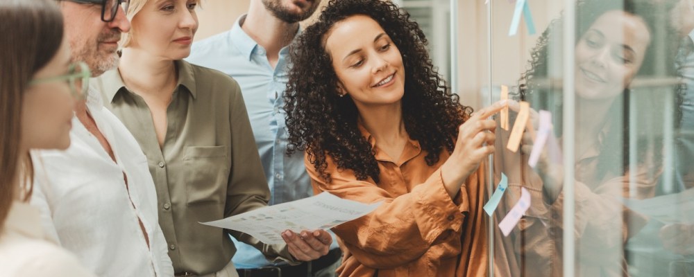 ihmisiä, post it lappu, mies, nainen