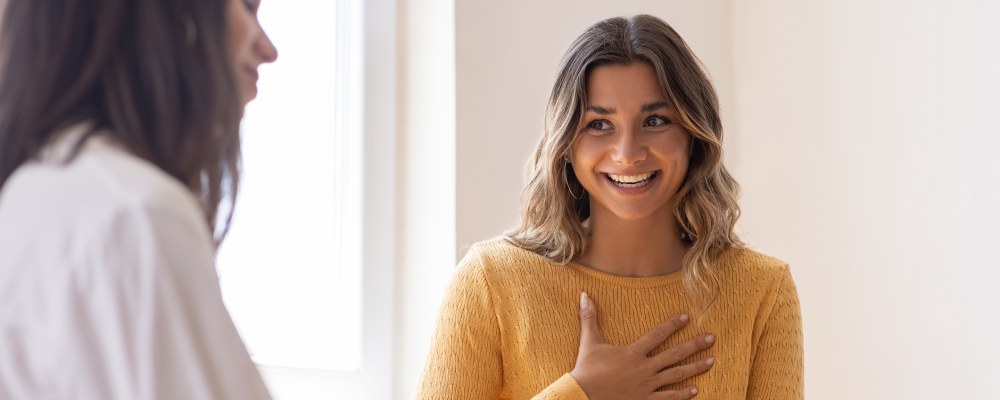 2 naista, istuvat, muutoskyvykkyys