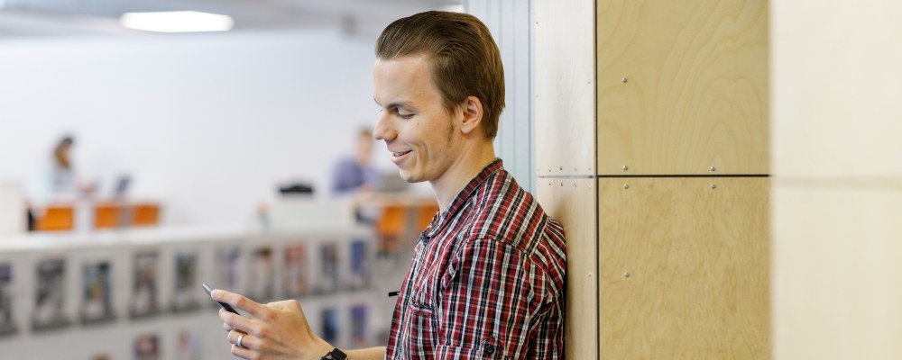 Ihminen kirjastossa.