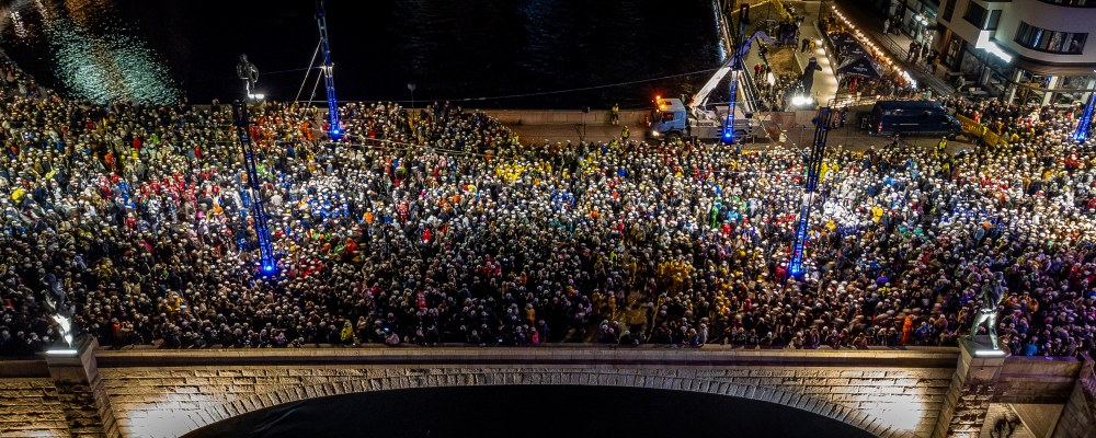 Ihmispaljoutta Hämeensillalla vappuna.