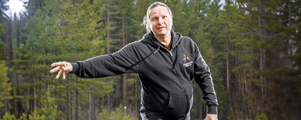 Ville Nivalainen heittämässä frisbeetä.