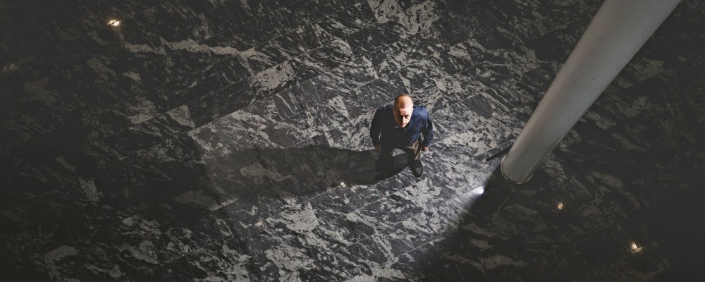 Mikko Majamaa tummassa tilassa yläkulmasta kuvattuna.