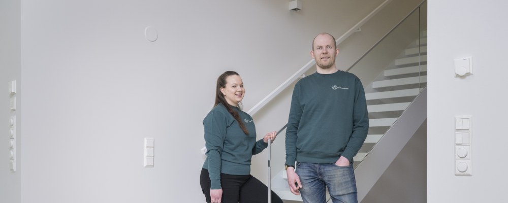 Katariina Laine ja Theo Ruokomaa katsovat kameraan työmaalla.