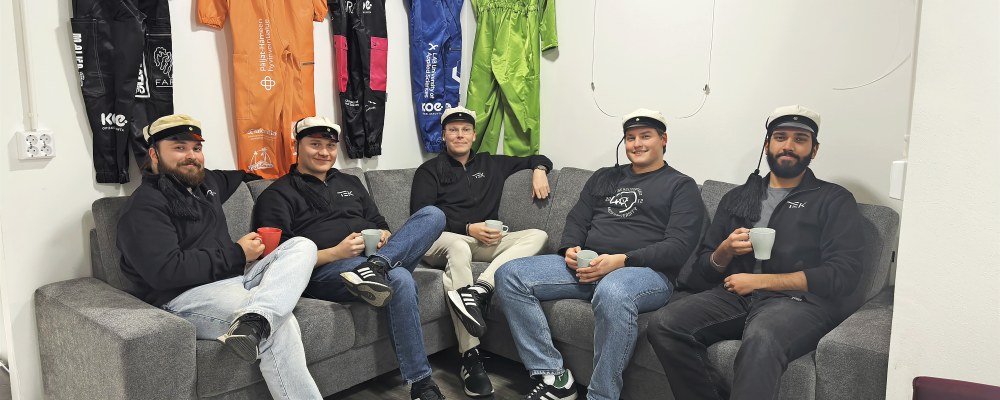 Nuorten valiokunta istuskelemassa.