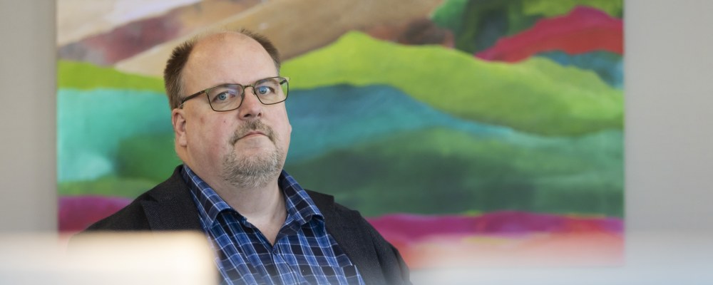 Staffan Österholm katsoo kameraan.