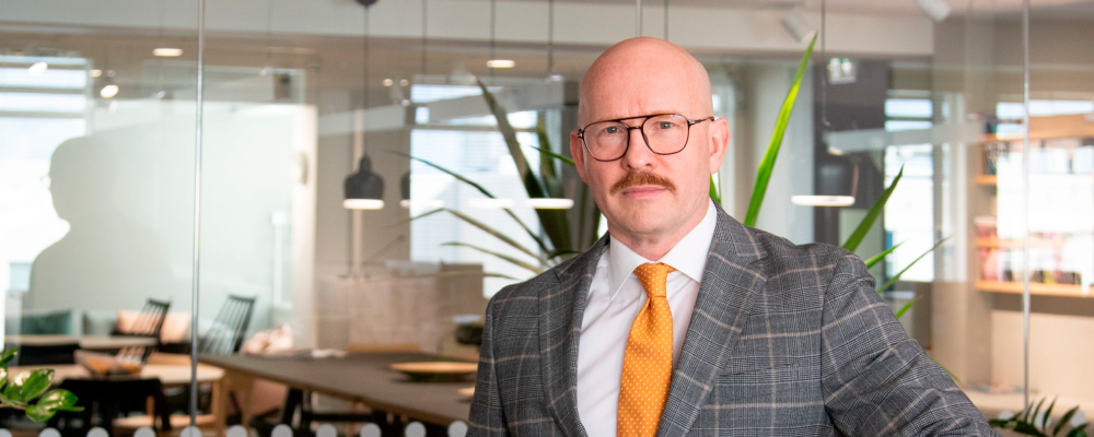 Jussi Nousiainen toimistossa kasvoillaan vakava ilme.