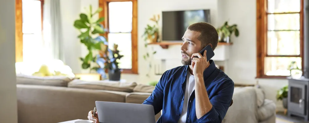 luottamushenkilö, mies, puhelin, tietokone, pöytä 