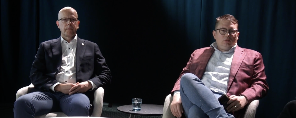 Teemu Hankamäki ja Juhani Nokela istuvat pöydän ääressä.