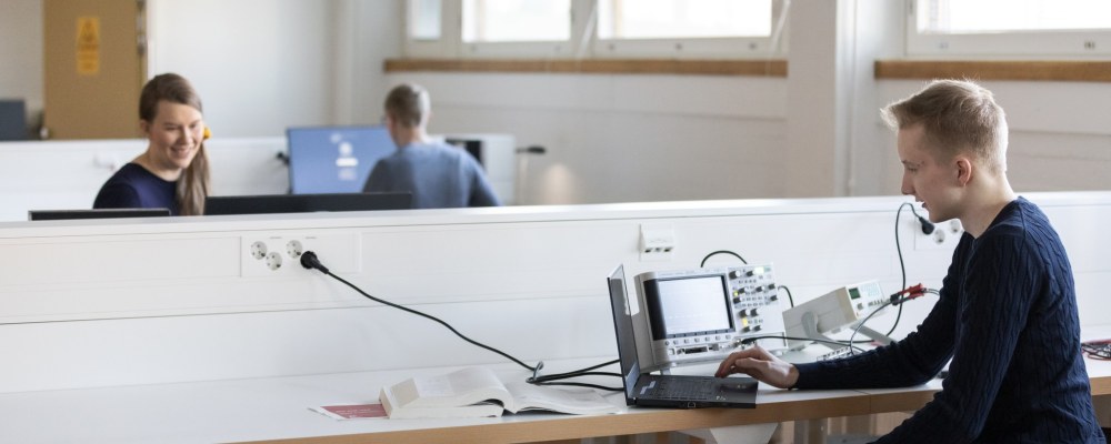 Henkilöitä tutkimassa.