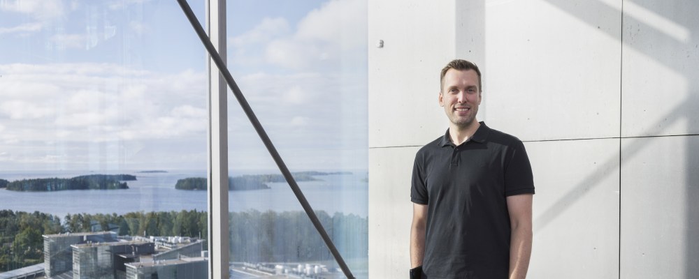 Mikko Mattila katsoo kameraan.