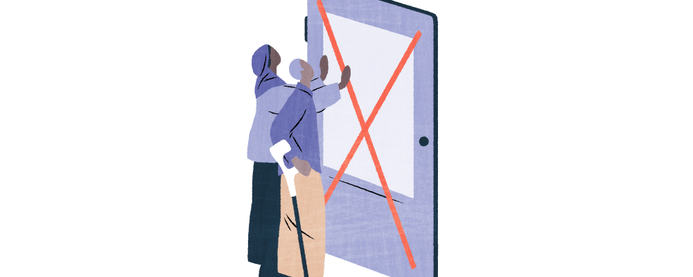 Kaksi henkilöä seisoo suljetun oven takana ja haluaa ovesta sisään.