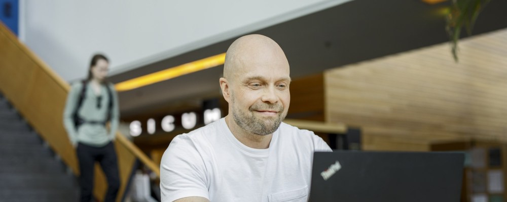 Henkilö läppärin kanssa.