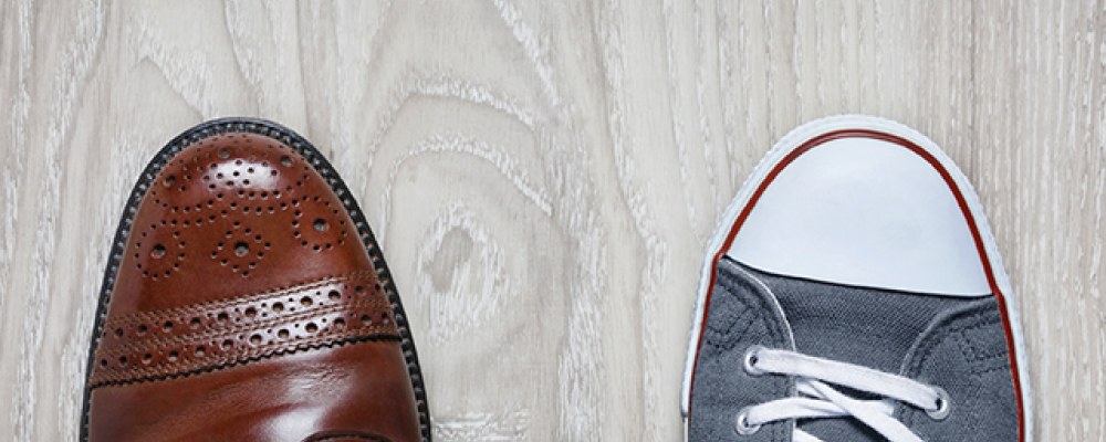 Kuvassa toimistokenkä ja tennari.