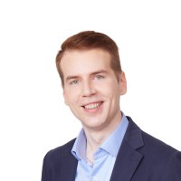 Oskari Iivarinen hymyilevä kasvokuva