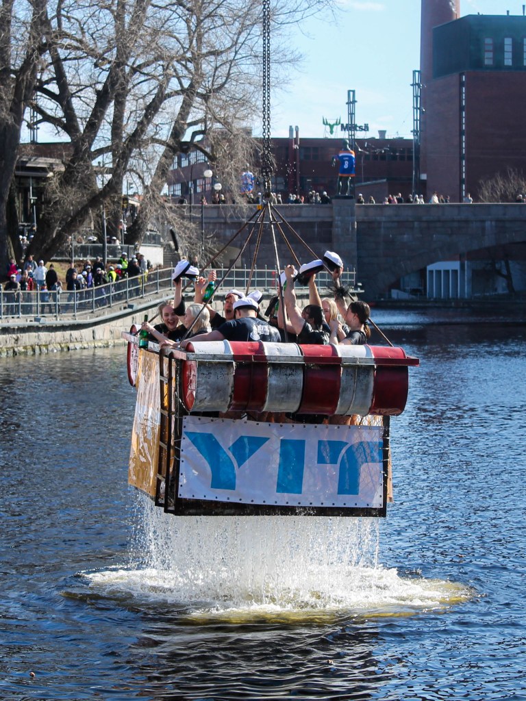 Tampereen teekkarikaste käynnissä, korissa koskeen kastettuja teekkareita.