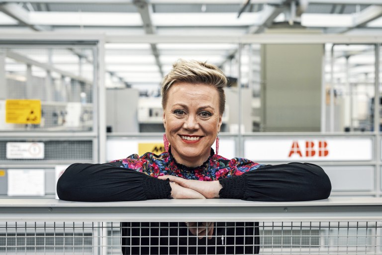 Hanna Turpeinen nojaa seinäkkeeseen