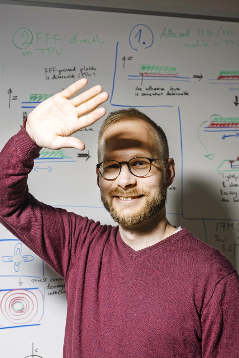 Teemu Salo varjostaa kädellään kasvojaan.