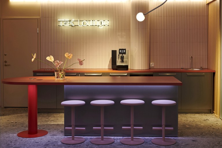 Yleiskuvaa TEK Loungesta.