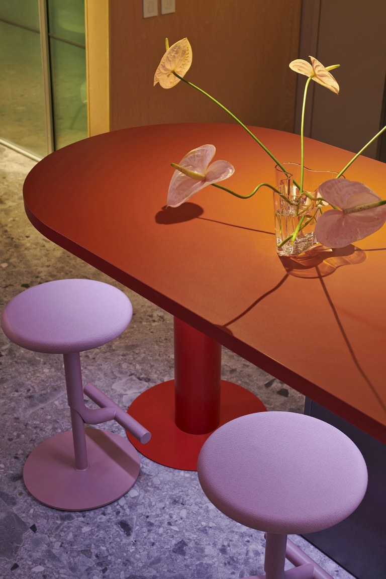 Yleiskuvaa TEK Loungesta.