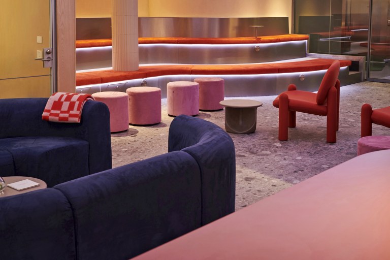 Yleiskuvaa TEK Loungesta.