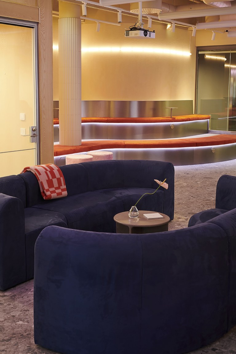 Yleiskuvaa TEK Loungesta.