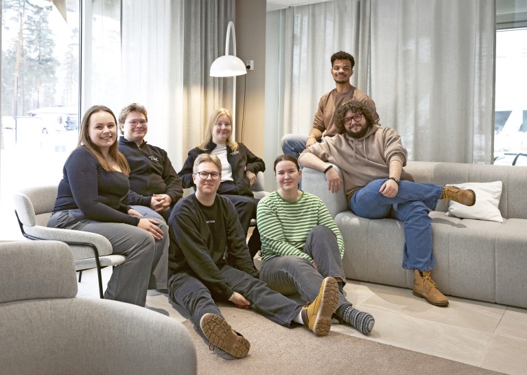 TEKin tykit ryhmäkuvassa.