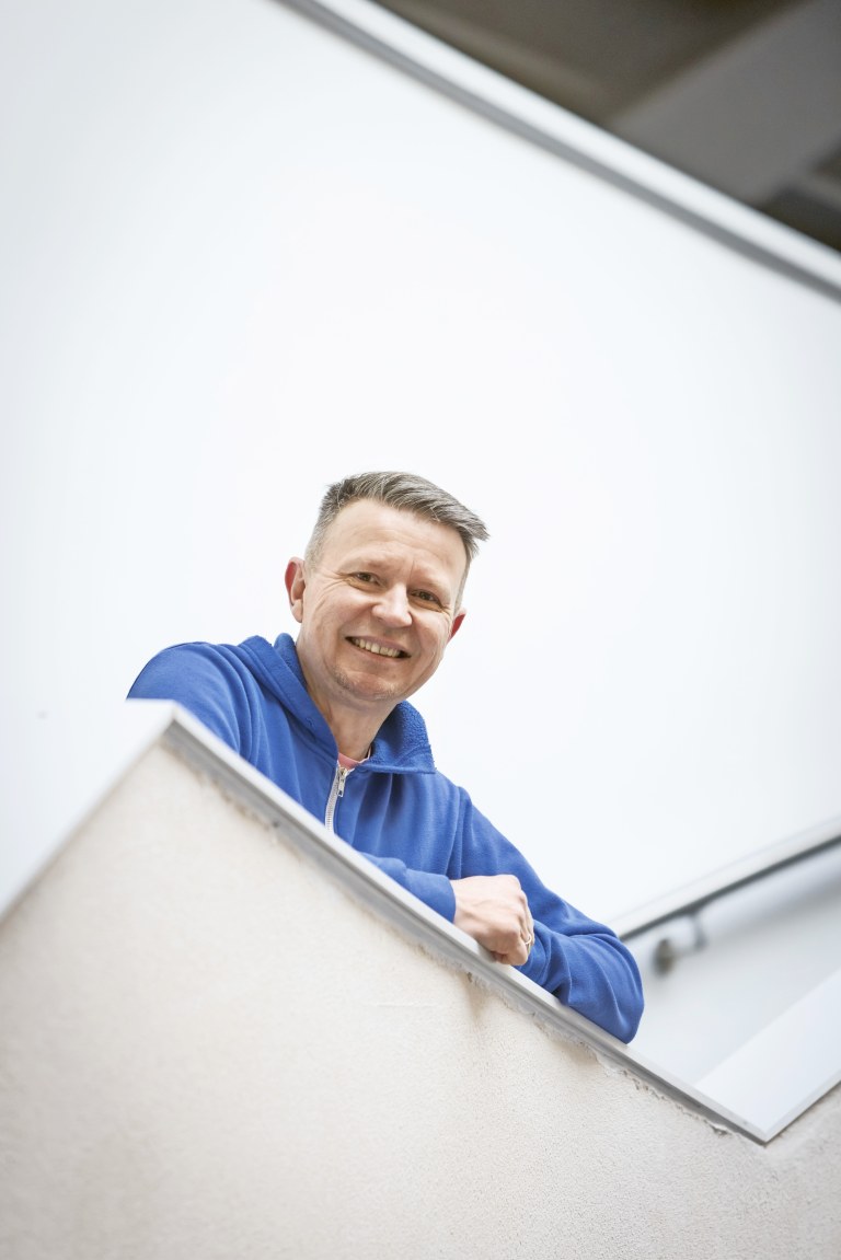 Kimmo Jokinen katsoo kameraan.