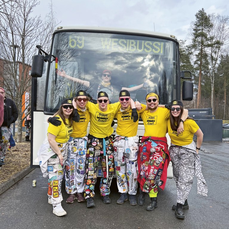 Wesibussi, jonka edessä seisoo sen järjestäjiä.
