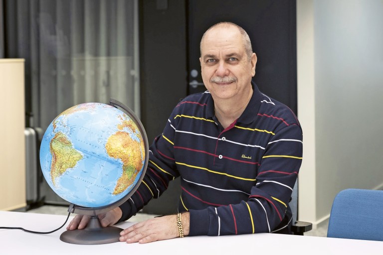 Daniel Valtakari karttapallon äärellä.