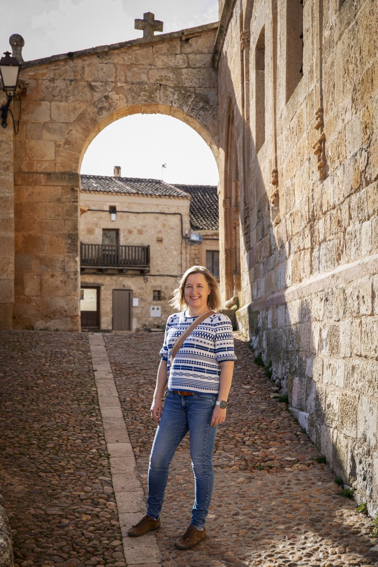 Julia Ahvenainen seisoo kyläkadulla.