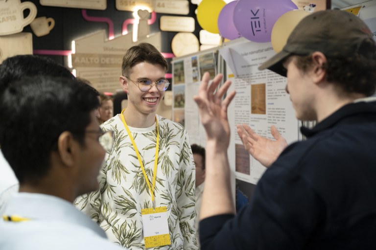 Nuoret keskustelevat Kipinä-finaalissa.