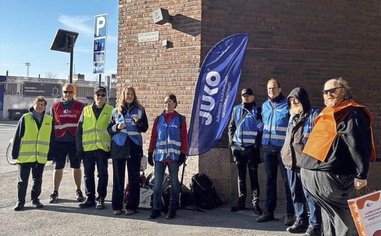 Lakkovahteja ulkona.