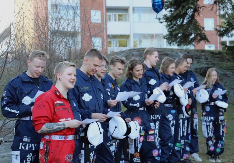 Teekkarivala raikui rantanurmikolla. Eetu Räihä (vas.) erottui joukosta kaksivärisessä haalarissaan. Haalarissa on kaksi väriä siksi, että hän opiskelee teknillisen fysiikan lisäksi myös biolääketiedettä. 