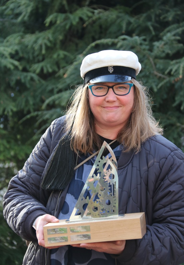Mia Adolfsson kädessään saamansa Varinainen Tekniikan Teko -palkinto.